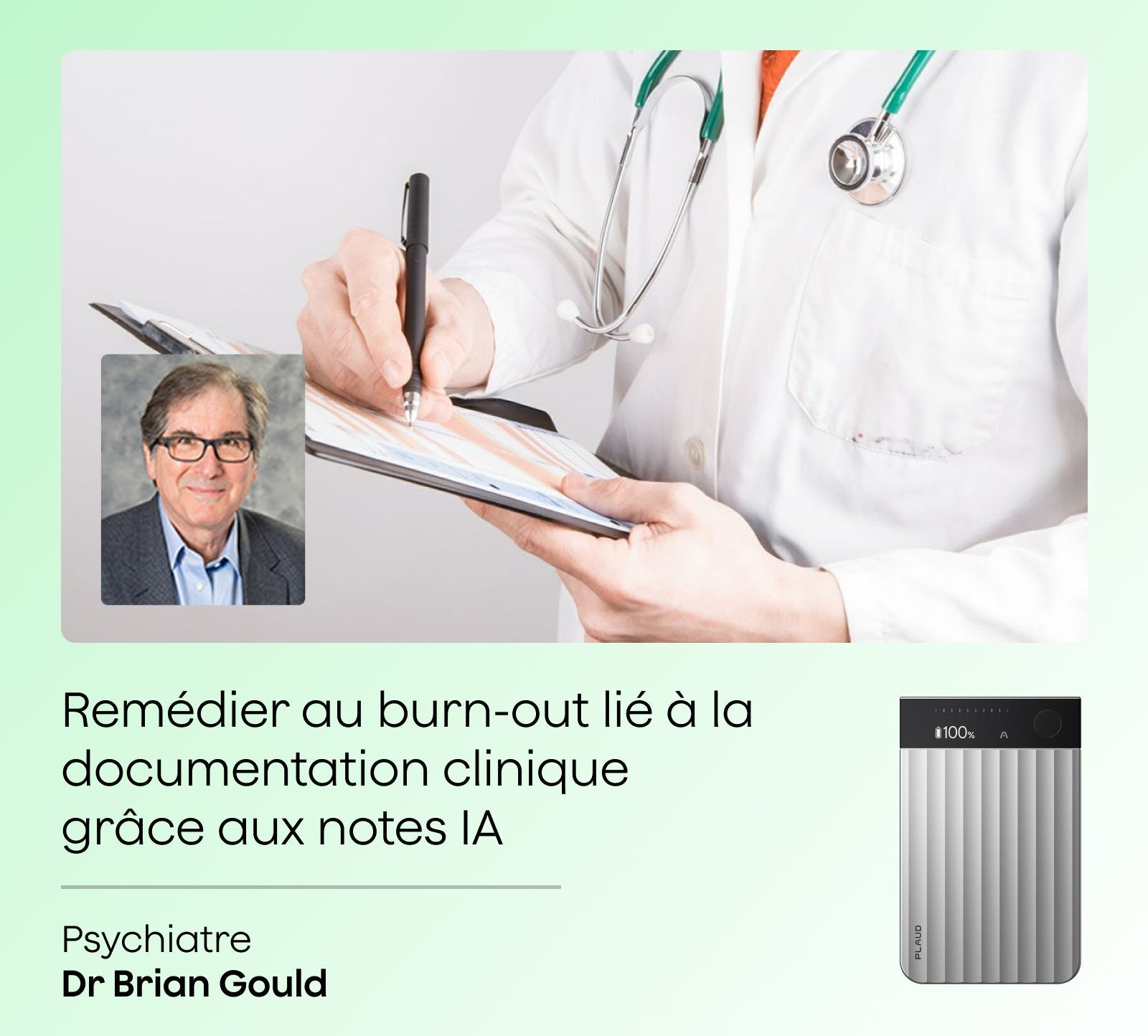 Un médecin en blouse blanche écrit sur un presse-papiers, avec le portrait du Dr Brian Gould et un Plaud Note Pro argenté.