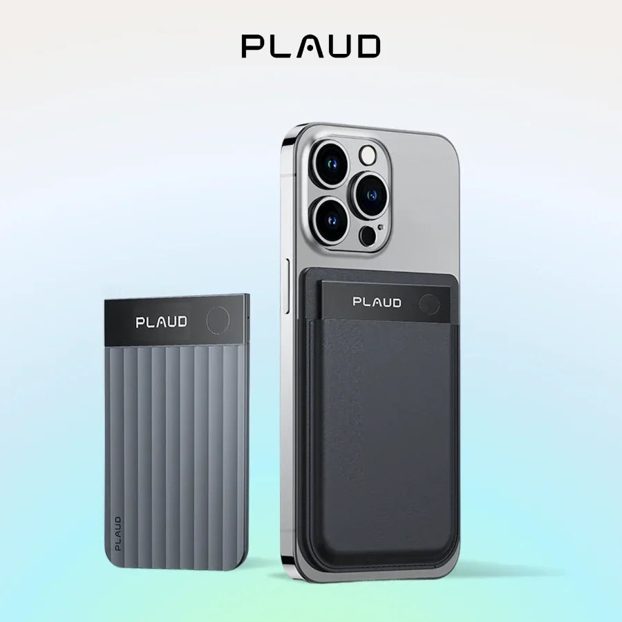 Deux Plaud Note Pro gris, l'un autonome et l'autre fixé magnétiquement à l'arrière d'un smartphone argenté.