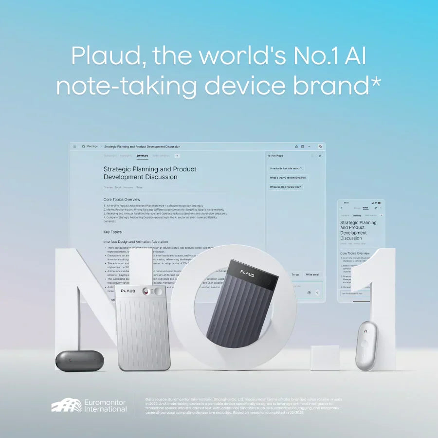 Des Plaud Note et NotePin argentés et gris, avec des interfaces logicielles, illustrent Plaud, marque n°1 mondiale.
