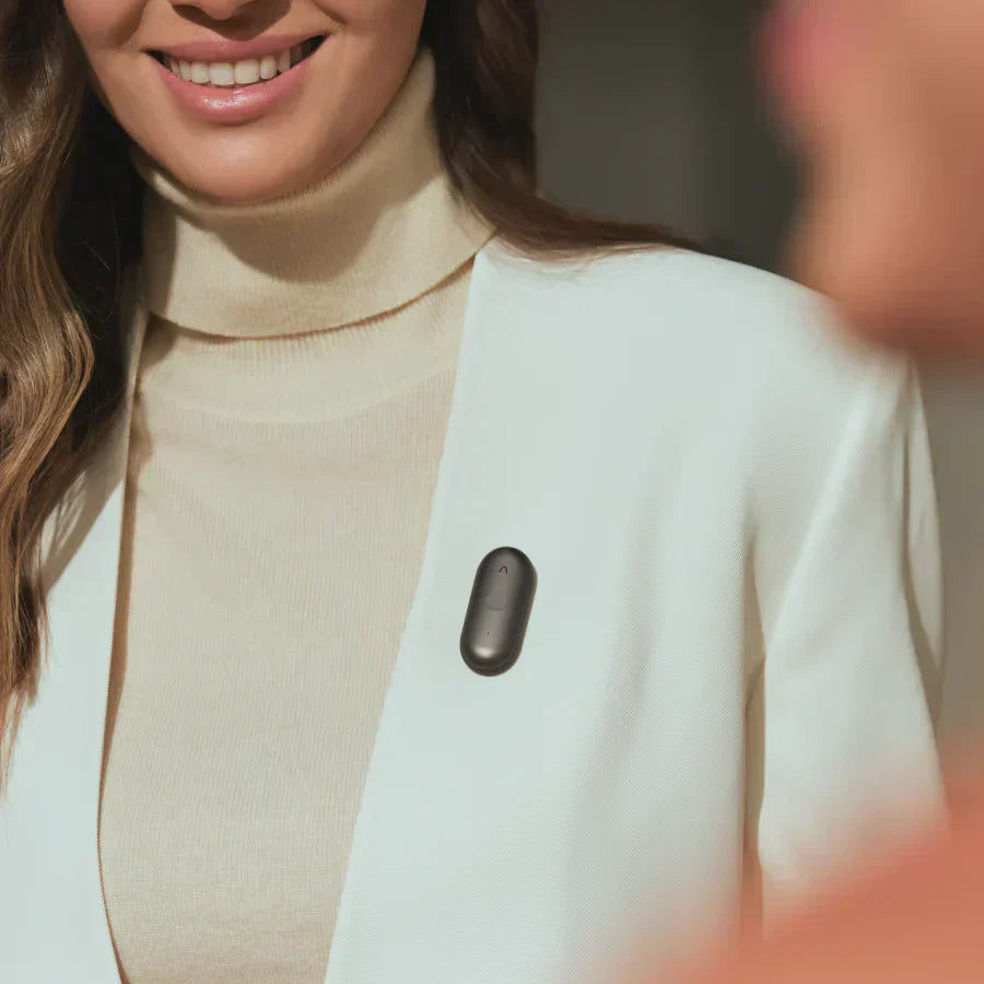 Femme souriante avec un appareil portable au col