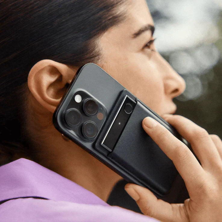 Femme parlant au téléphone avec un accessoire à l'arrière