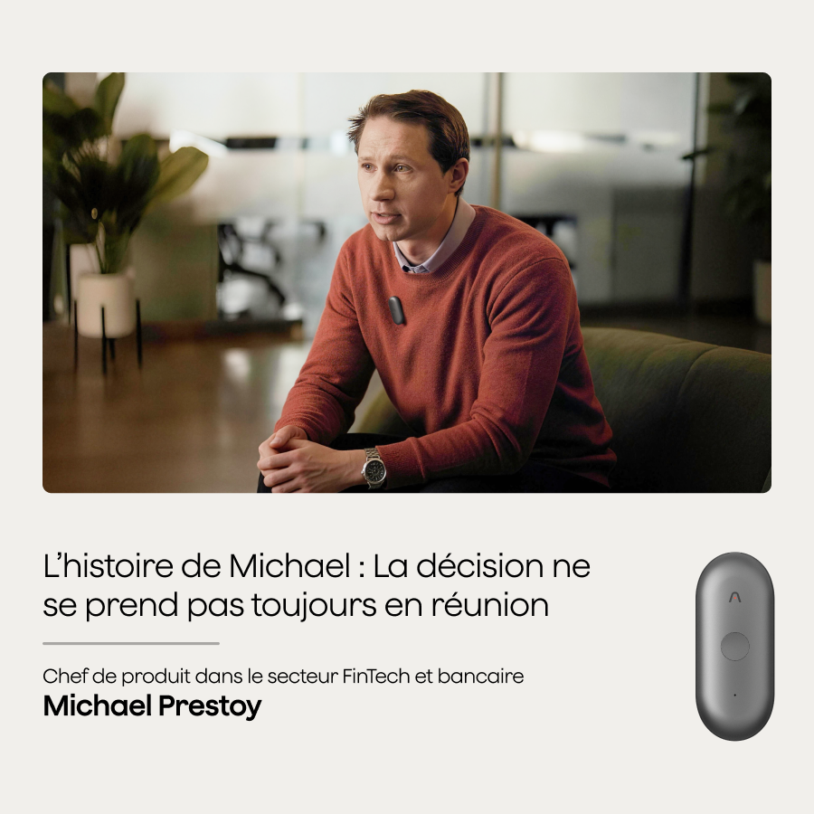 Michael Prestoy, en pull orange, porte un Plaud NotePin S gris foncé dans un bureau, avec un Plaud NotePin S séparé.