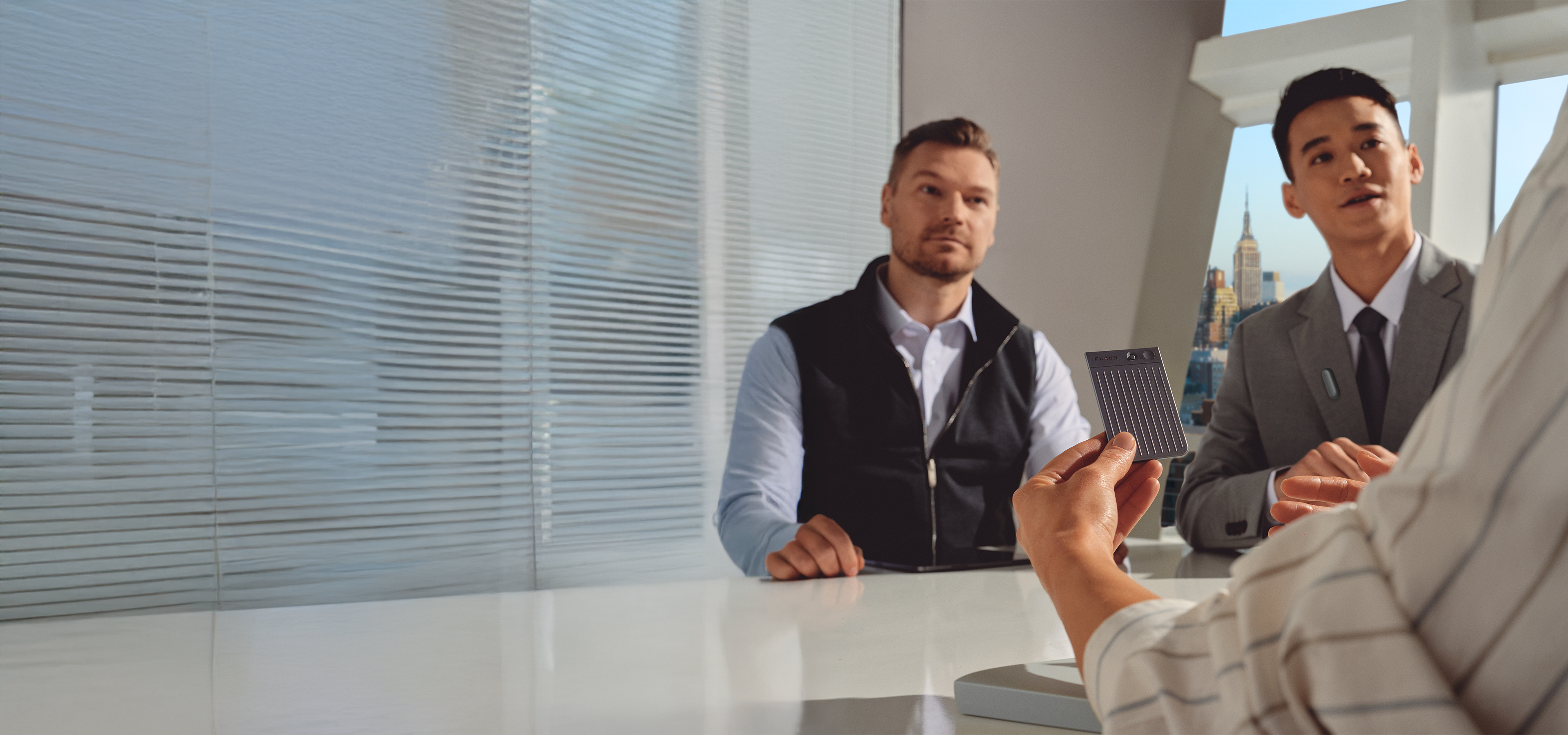 <style>
    .discount-subtitle {
        font-size: 20px !important; /* 副标题大小 */
        font-weight: 600;
        color: #000;
        margin: 0; /* 清除默认上下间距 */
        margin-bottom: 0.2rem; /* 自定义一个更小的间距(贴近主标题) */
        line-height: 1.2; /* 行距压缩,让它更贴近主标题 */
    }
    .highlight {
        background: linear-gradient(90deg, #7F5AF0, #00C9A7);
        color: white !important;
        padding: 2px 8px;
        border-radius: 8px;
        font-weight: 600;
        display: inline-block;
    }
    .black-text {
        color: #000000 !important;
    }
    .bold-text {
        font-weight: 700;
    }
    h2.header-1 {
        font-size: 36px;
        margin: 0; /* 去掉默认间距 */
        margin-bottom: 0.3rem; /* 进一步缩小与副标题距离 */
        color: #ffffff;
        line-height: 1.3;
    }
    .h8 {
        font-size: 20px !important;
        margin: 0;              /* 去掉默认上下间距 */
        margin-top: 0.3rem;     /* 与主标题保持紧凑 */
        margin-bottom: 1.5rem;  /* ✅ 段落与系统按钮之间的距离 */
        color: #ffffff;
    }
    /* ✅ 手机端适配 */
    @media (max-width: 767px) {
        .discount-subtitle {
            font-size: 18px !important;
        }
        h2.header-1 {
            font-size: 28px !important;
        }
        .h8 {
            font-size: 18px !important;
            margin-bottom: 1rem; /* 移动端段落与按钮间距 */
        }
    }
</style>
<p class="discount-subtitle">
  <span class="black-text bold-text"></span> 
  <span class="highlight"> Jusqu'à 11 % de Réduction</span> 
  <span class="black-text bold-text"></span>
</p>
<h2 class="header-1 font-weight-6">Rassemblez plusieurs produits <br>pour faire de grosses économies!</h2>