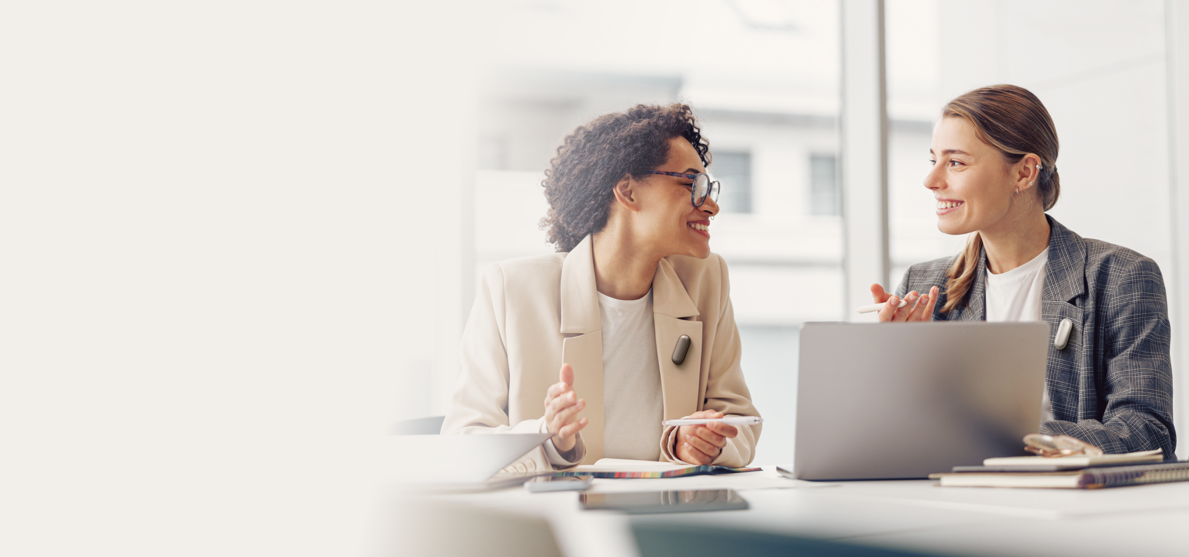 <style>
.banner-xmas{
color:#000;
}
/* Top date line */
.banner-xmas .line1{
font-weight:400;
font-size:24px;
line-height:1.2;
margin:0 0 14px 0;
letter-spacing:0.01em;
}
/* Main headline */
.banner-xmas .line2{
font-weight:500;
font-size:40px;
line-height:1.2;
margin:0 0 14px 0;
letter-spacing:-0.02em;
}
/* 20% emphasis (black, bigger, bolder) */
.banner-xmas .line2 span{
font-weight:700;
font-size:45px;
line-height:1;
letter-spacing:-0.03em;
color:#000;
}
/* Subtitle */
.banner-xmas .line3{
font-weight:400;
font-size:24px;
line-height:1.35;
margin:0;
color:#000;
max-width:46ch;
}
@media screen and (max-width: 1600px){
.banner-xmas .line1{ font-size:24px; margin-bottom:12px; }
.banner-xmas .line2{ font-size:40px; }
.banner-xmas .line2 span{ font-size:45px; }
.banner-xmas .line3{ font-size:24px; }
}
@media screen and (max-width: 768px){
.banner-xmas .line1{
font-size:16px;
margin-bottom:10px;
}
.banner-xmas .line2{
font-size:30px;
line-height:1.08;
margin-bottom:10px;
letter-spacing:-0.015em;
}
.banner-xmas .line2 span{
font-size:32px;
}
.banner-xmas .line3{
font-size:16px;
line-height:1.4;
max-width:32ch;
}
}
</style>
<div class="banner-xmas">
<p class="line1">7–9 mars</p>
<p class="line2">Célébrez la Journée internationale<br class="hidein__mb"> des femmes : Profitez de <span>-20 %</span></p>
<p class="line3">Obtenez Plaud NotePin et transformez vos journées chargées en notes claires et organisées.
</p>
</div>