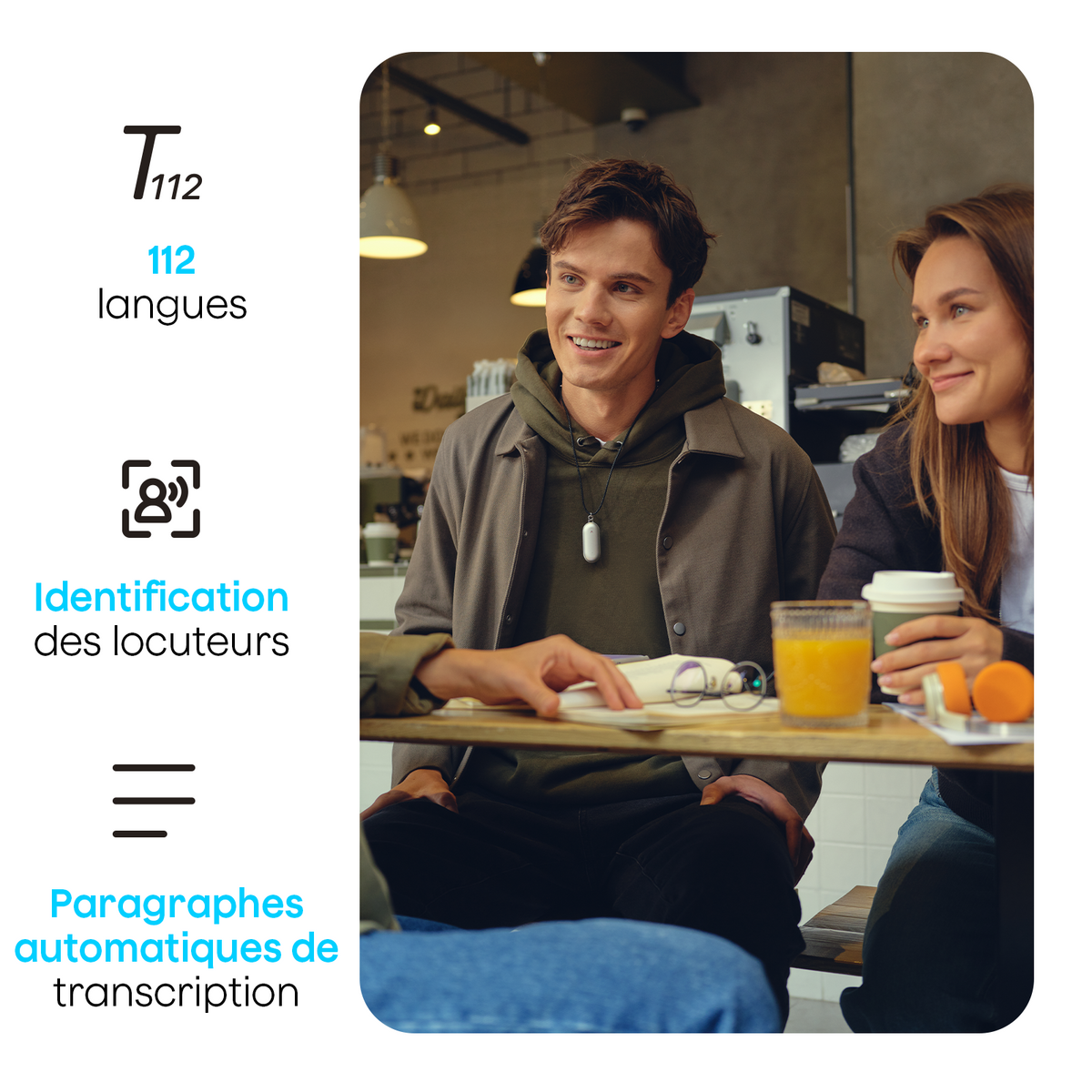 Un homme souriant portant un Plaud NotePin blanc discute avec une femme dans un café animé, avec des boissons sur la table.