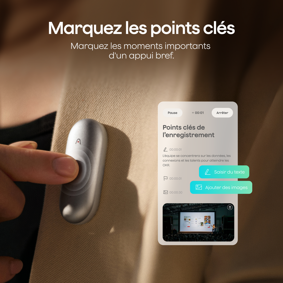 Un doigt appuie sur le bouton d'un Plaud NotePin S argenté pour marquer les points clés d'un enregistrement dans l'application Plaud.