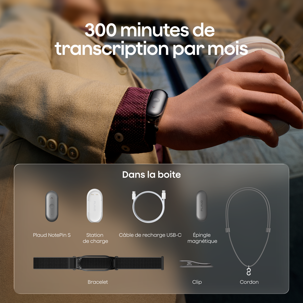 Un Plaud NotePin S gris porté au poignet. L'image indique 300 minutes de transcription par mois et détaille les accessoires inclus dans la boîte.