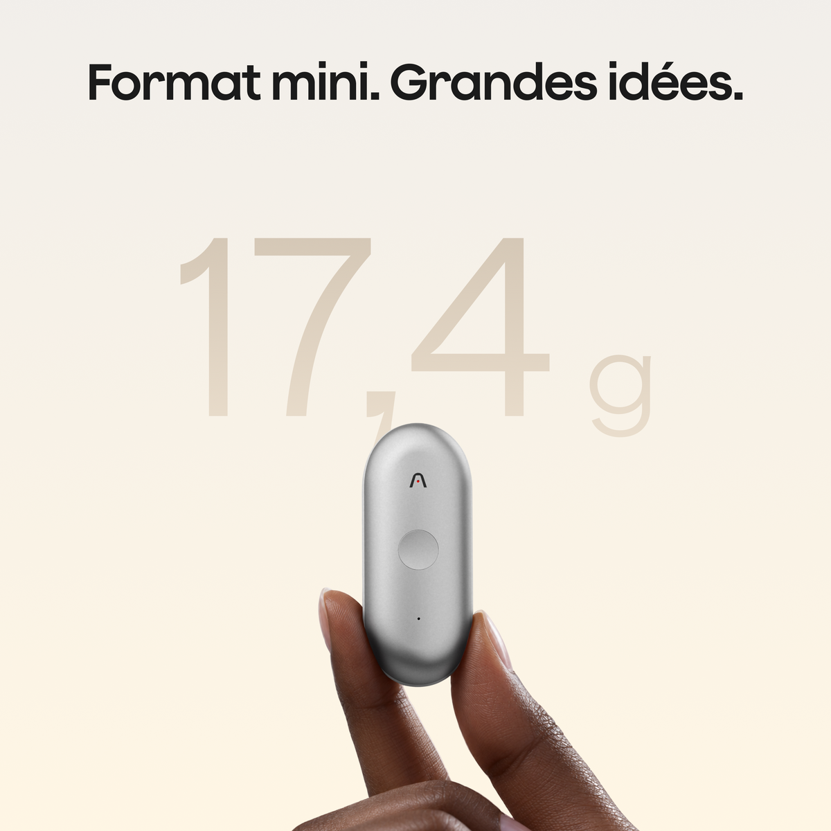 Un Plaud NotePin S argenté est tenu entre deux doigts sous le texte « Format mini. Grandes idées. » et l'indication 17,4 g.