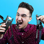 Un homme souriant avec des lunettes tient un drone et une montre connectée, avec un petit appareil dans la bouche.
