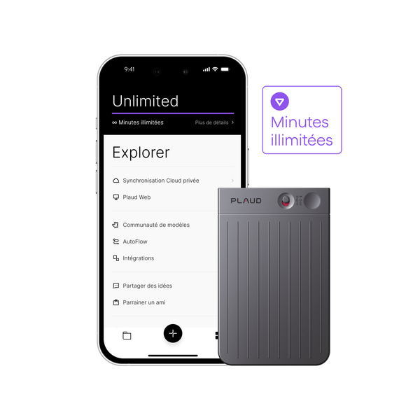 Un Plaud Note gris foncé est posé à côté d'un smartphone affichant l'application Plaud avec l'option « Minutes illimitées ».