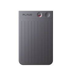 Un Plaud Note gris foncé avec une surface nervurée et un bouton d'enregistrement rouge, présenté sur un fond noir uni.