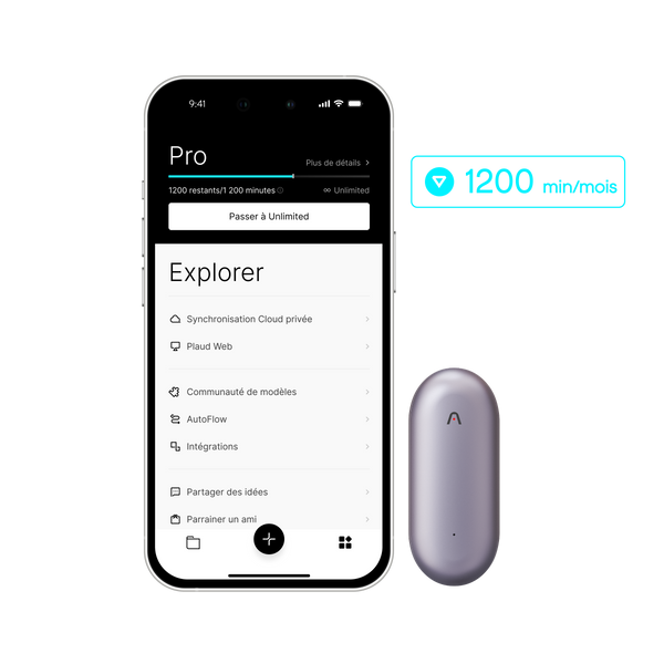 Un smartphone affiche l'application Plaud montrant les détails du plan Pro et un Plaud NotePin gris clair posé à côté.