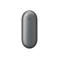 Un enregistreur vocal Plaud NotePin gris, de forme capsule, avec un logo et un point rouge.