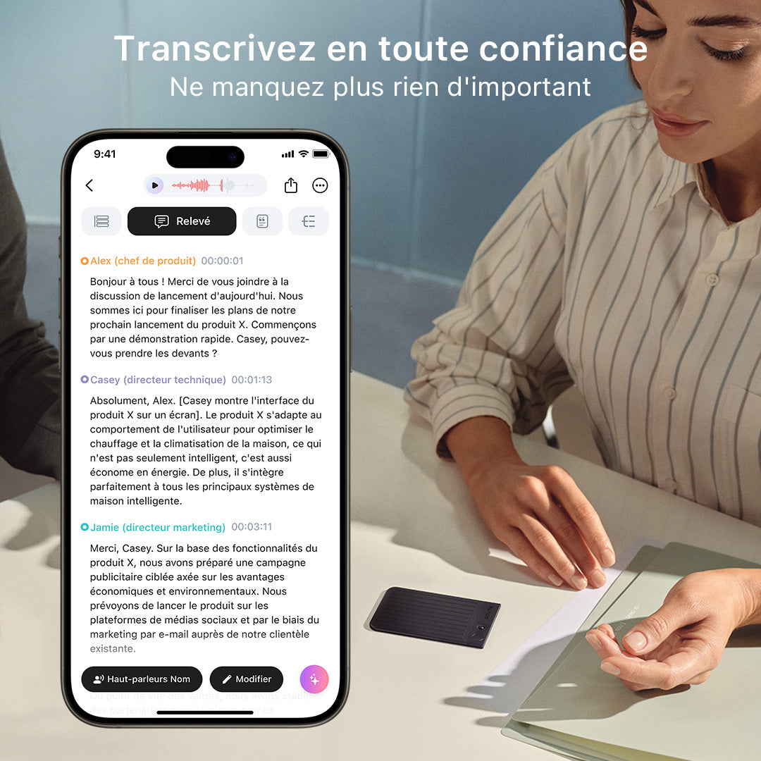 Une femme travaille à un bureau avec un smartphone affichant la Plaud App et une transcription, à côté d'un Plaud Note noir.