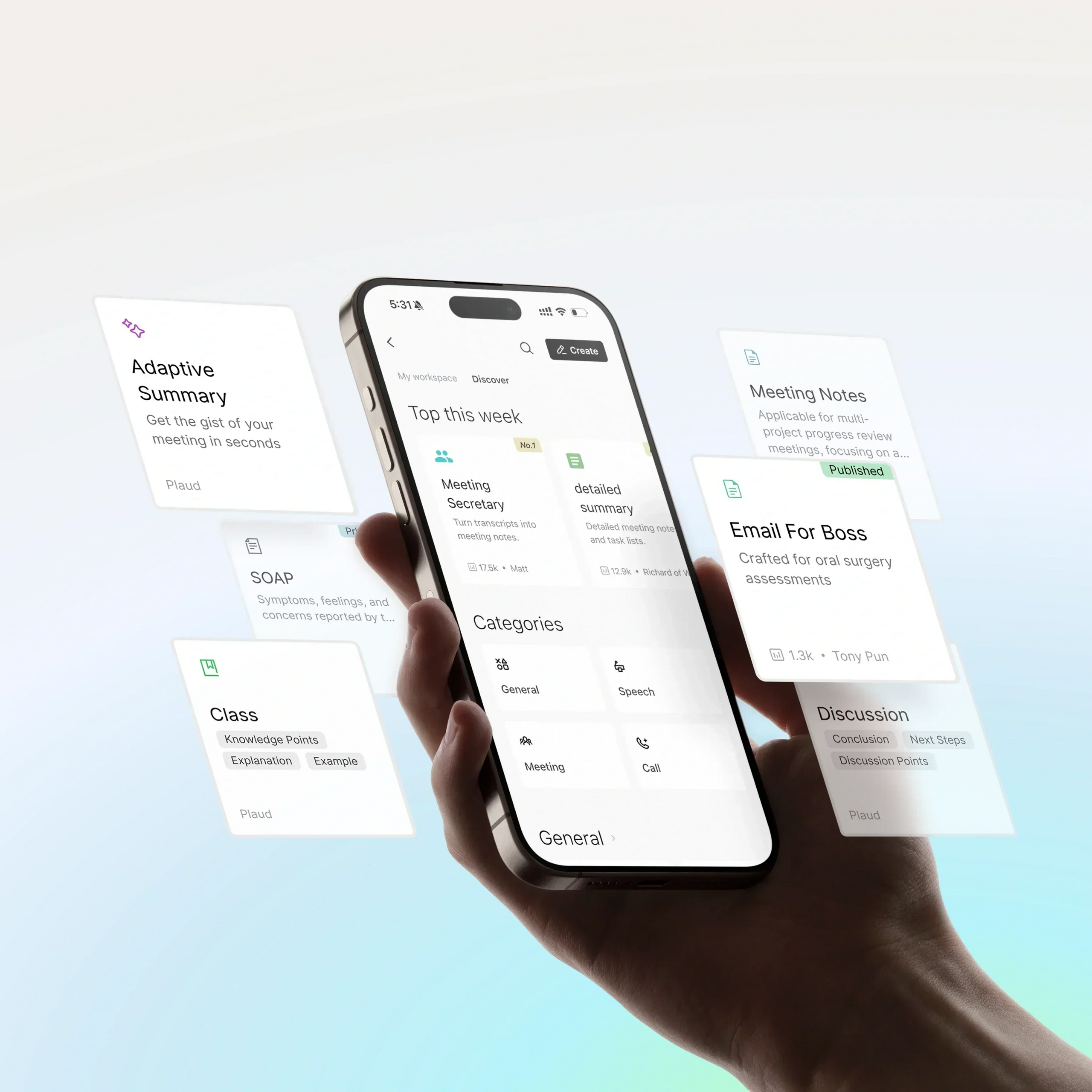 Une main tient un smartphone affichant l'application Plaud, entouré de cartes flottantes de résumés et notes générés par l'IA