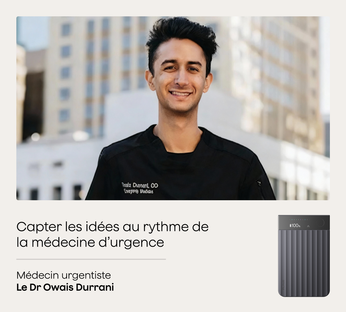 Le Dr Owais Durrani, médecin urgentiste, sourit devant un bâtiment urbain, avec un Plaud Note Pro gris foncé affichant 100%.