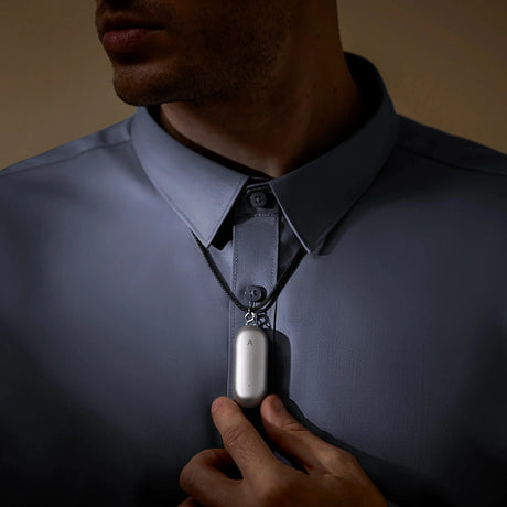 Homme portant un pendentif IA argenté autour du cou