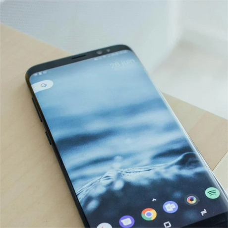 Smartphone Samsung avec la saisie vocale Google activée sur l'écran d'accueil