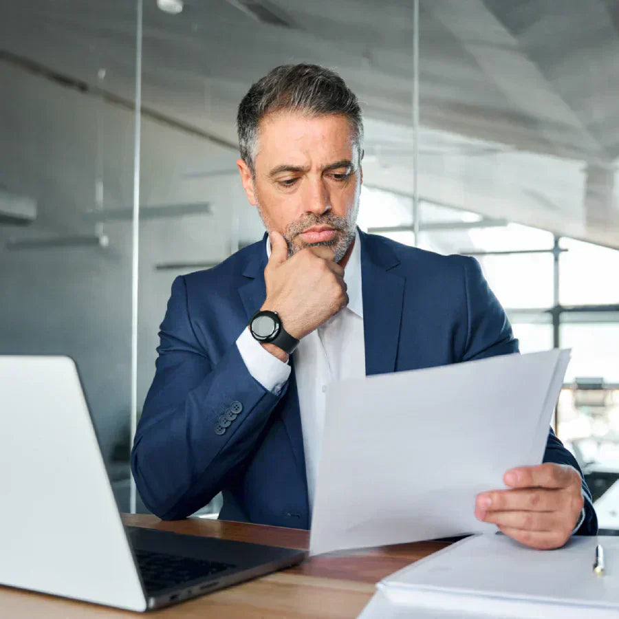 Personne réfléchissant avant de prendre une décision importante