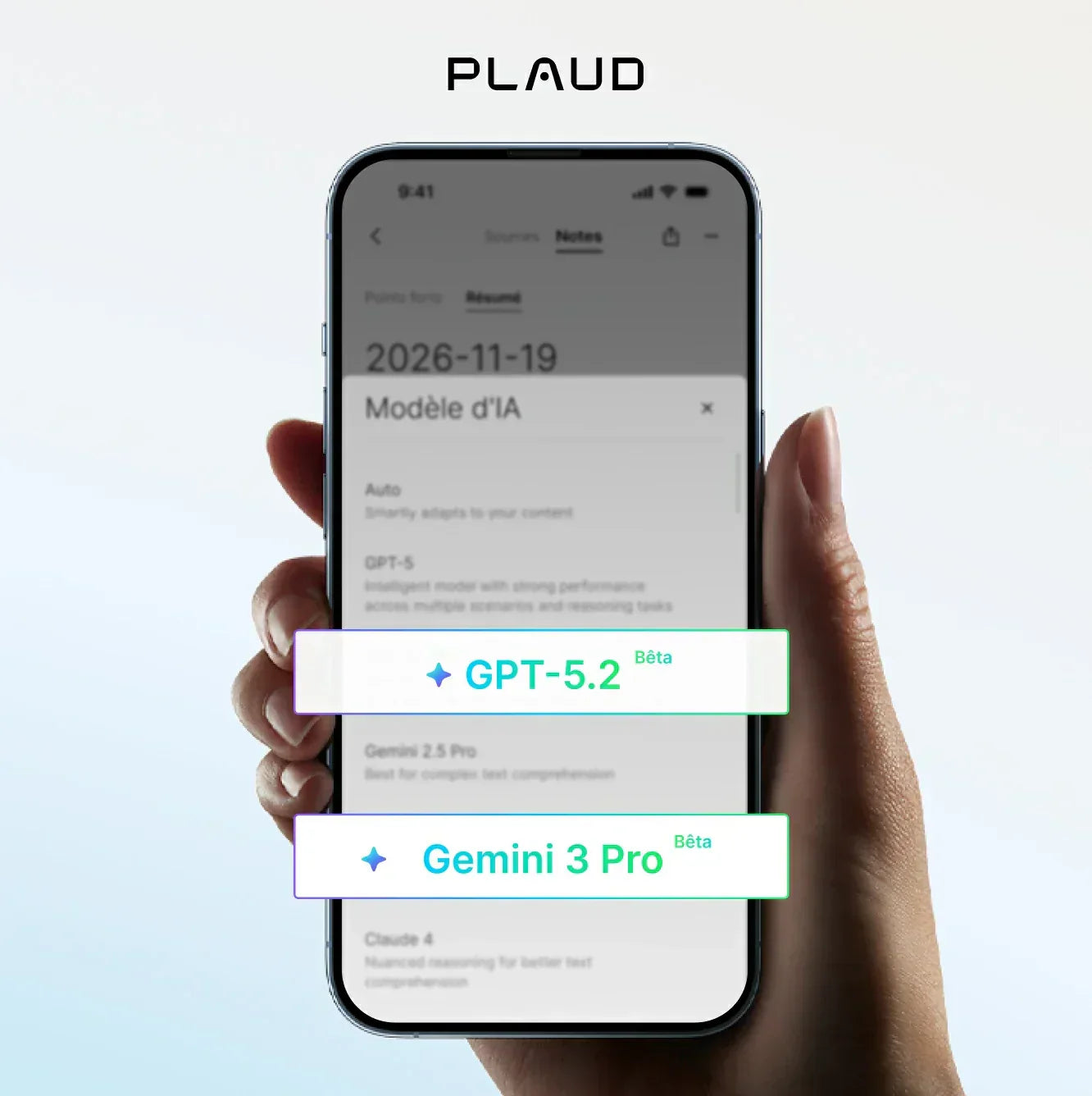 Une main tient un smartphone montrant l'application Plaud avec les options de modèles d'IA GPT-5.2 et Gemini 3 Pro.