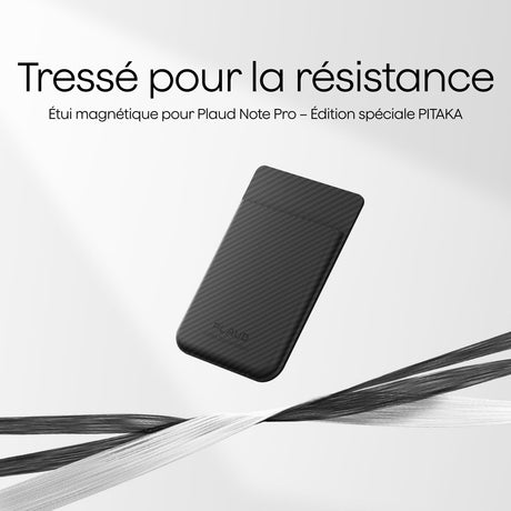Étui magnétique noir texturé en fibre de carbone pour Plaud Note Pro (édition spéciale PITAKA) flottant sur des rubans.