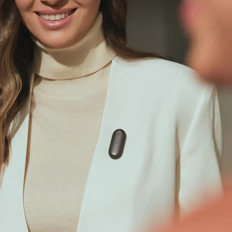 Femme souriante avec un appareil portable au col