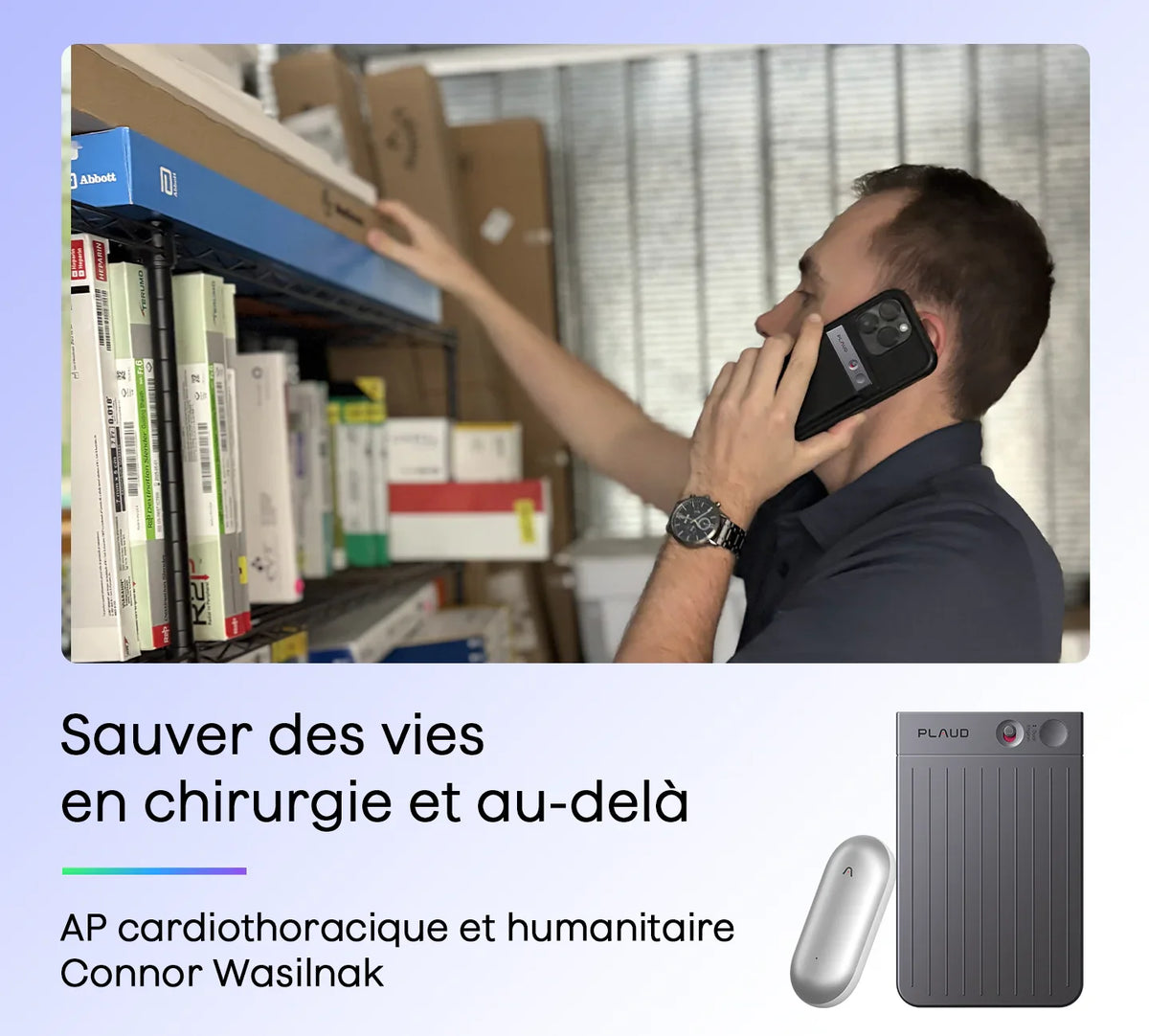Un homme au téléphone atteignant une étagère dans un entrepôt, avec un Plaud Note gris et un Plaud NotePin argenté.