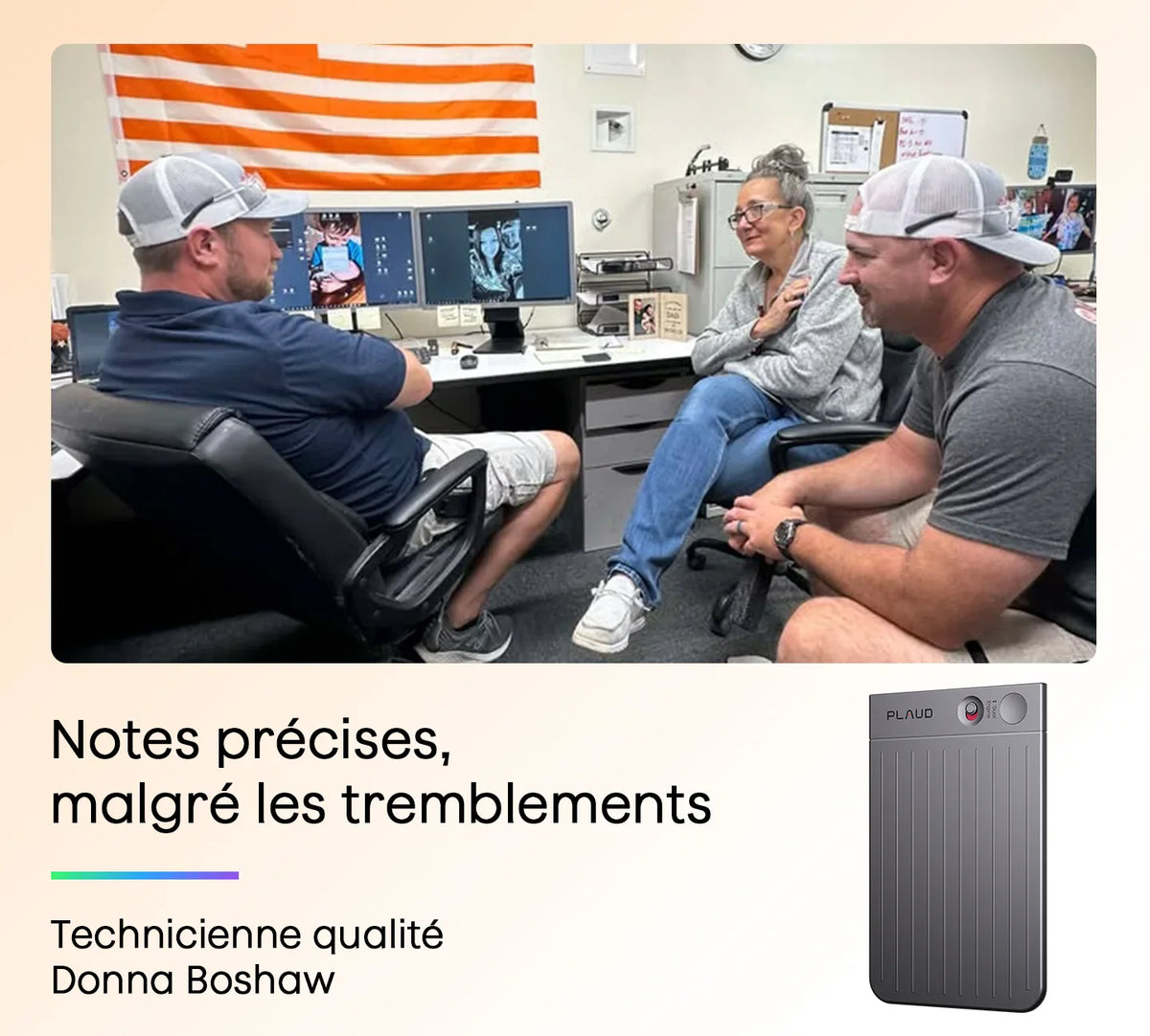 Donna Boshaw, technicienne qualité, discute avec deux collègues dans un bureau, illustrant l'efficacité du Plaud Note gris.