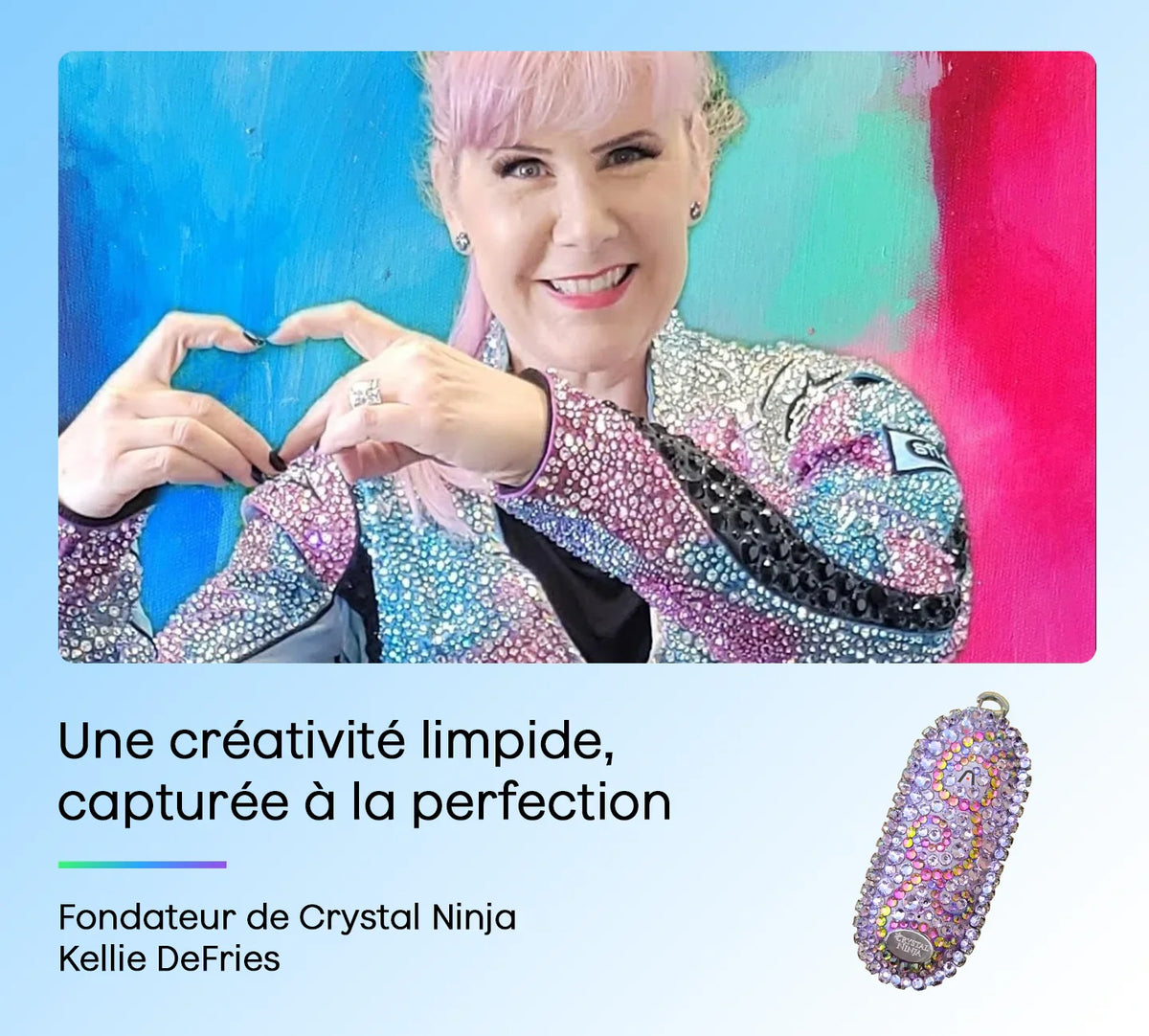 Femme souriante aux cheveux roses et veste scintillante fait un cœur, illustrant la créativité avec un Plaud NotePin.