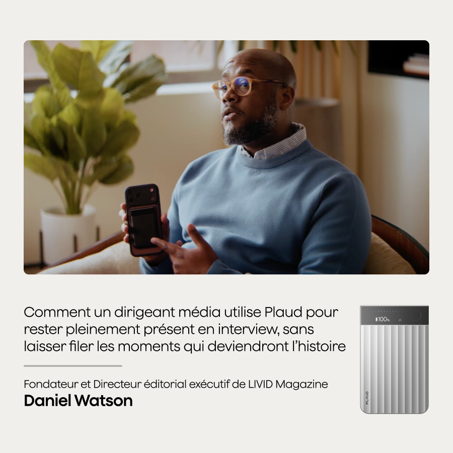 Un homme en pull bleu présente un Plaud Note Pro noir fixé à son smartphone, avec un Plaud Note Pro argenté en gros plan.