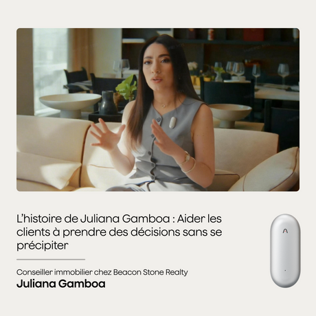 Une femme parle sur un canapé, portant un Plaud NotePin blanc sur son vêtement, avec un Plaud NotePin blanc affiché à droite.