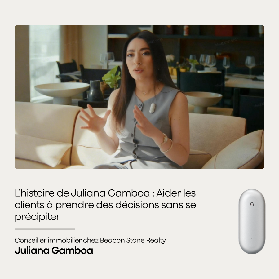 Une femme parle sur un canapé, portant un Plaud NotePin blanc sur son vêtement, avec un Plaud NotePin blanc affiché à droite.