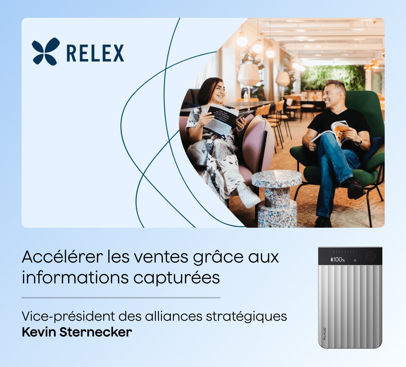Une publicité pour RELEX montrant deux personnes discutant dans un salon moderne, avec un Plaud Note Pro argenté.