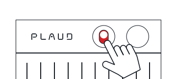 Une main appuie sur le bouton d'enregistrement rouge d'un Plaud Note stylisé, soulignant sa facilité d'utilisation.