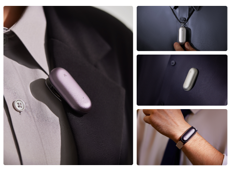 Plusieurs Plaud NotePin et NotePin S sont présentés portés de diverses manières : clipsés sur une veste (violet, argent).