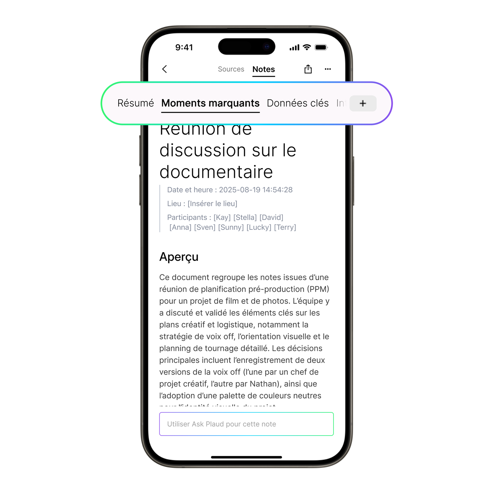 Un smartphone affiche l'application Plaud, montrant un résumé de réunion avec les "Moments marquants" sélectionnés.