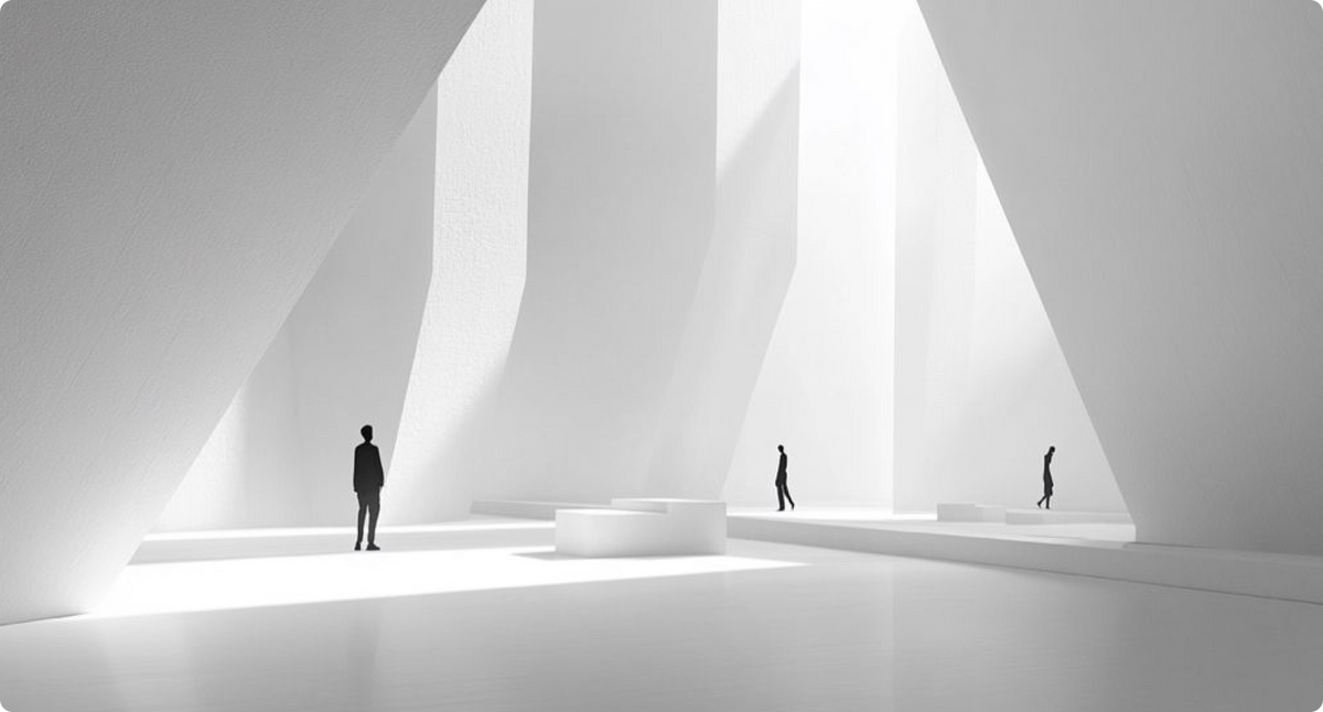 Espace architectural minimaliste blanc et gris avec des jeux de lumière et d'ombre, et trois silhouettes humaines.