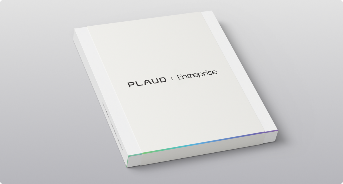 Boîte blanche Plaud x Entreprise avec un dégradé de couleurs sur le bord inférieur.