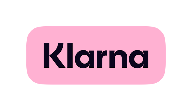 Logo Klarna en texte foncé sur un rectangle rose aux coins arrondis, sur fond vert foncé.