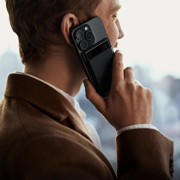 Plaud Note Pro auf der Rückseite eines Smartphones beim Telefonieren