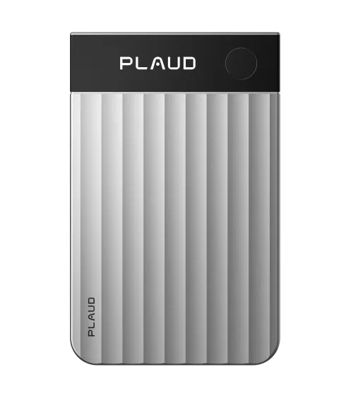 L'enregistreur vocal Plaud Note Pro argenté présente un corps à rainures verticales et une bande supérieure noire avec un bouton et le logo Plaud.