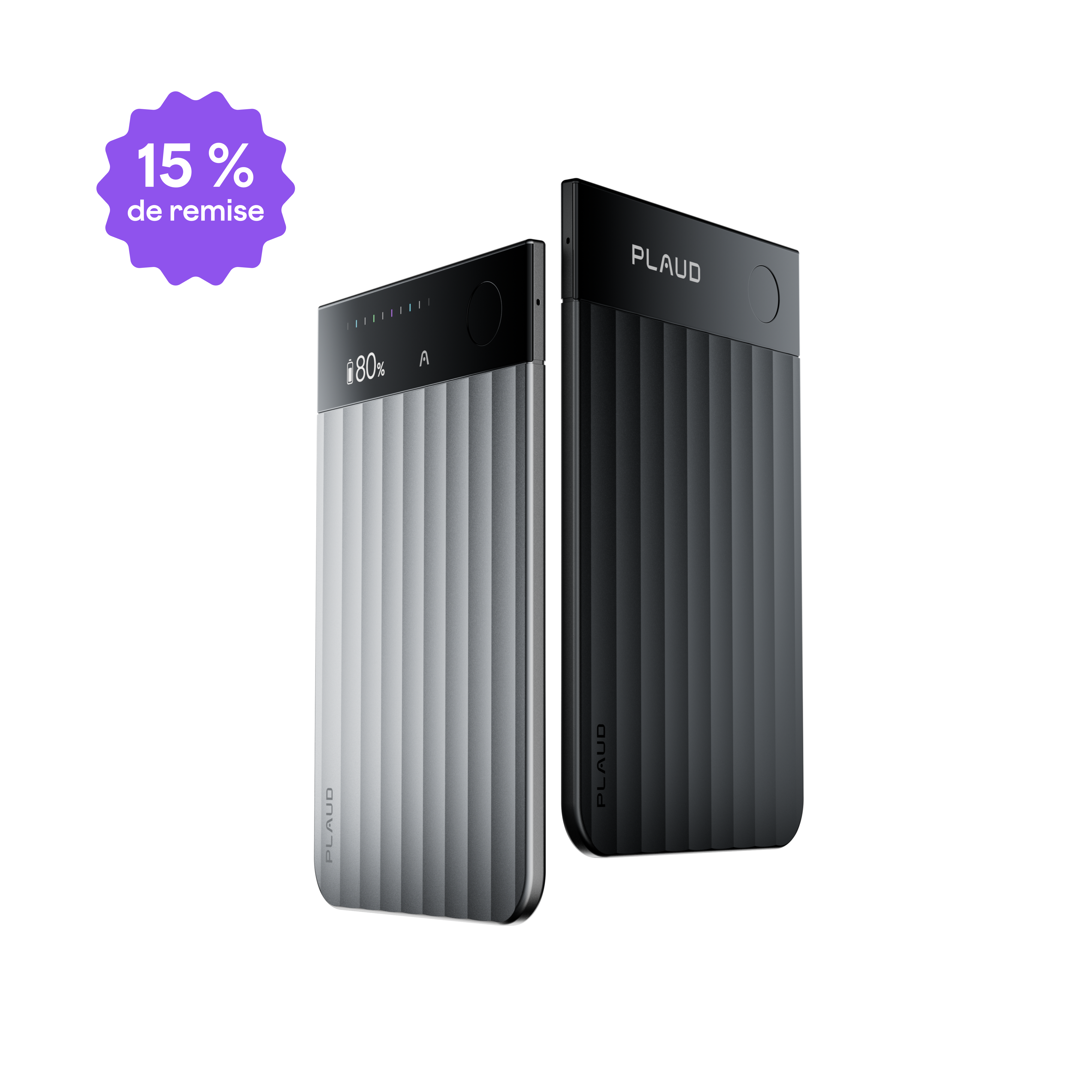 Deux Plaud Note Pro, l'un argenté affichant 80% de batterie et l'autre noir, sont présentés avec un badge 