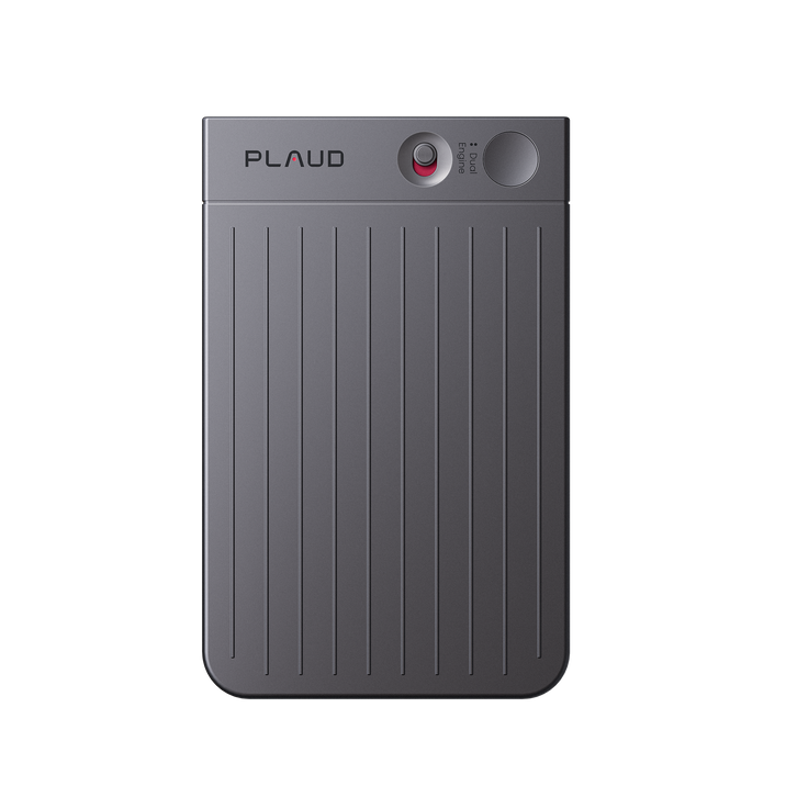 Un Plaud Note gris foncé avec une surface nervurée et un bouton d'enregistrement rouge, présenté sur un fond noir uni.