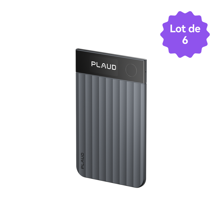 Un Plaud Note Pro gris foncé avec un écran noir brillant et un corps nervuré, présenté sur fond blanc.