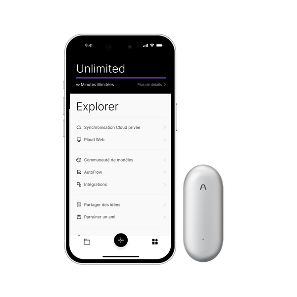 Un smartphone blanc affiche l'application Plaud avec la section Explorer, à côté d'un Plaud NotePin blanc.