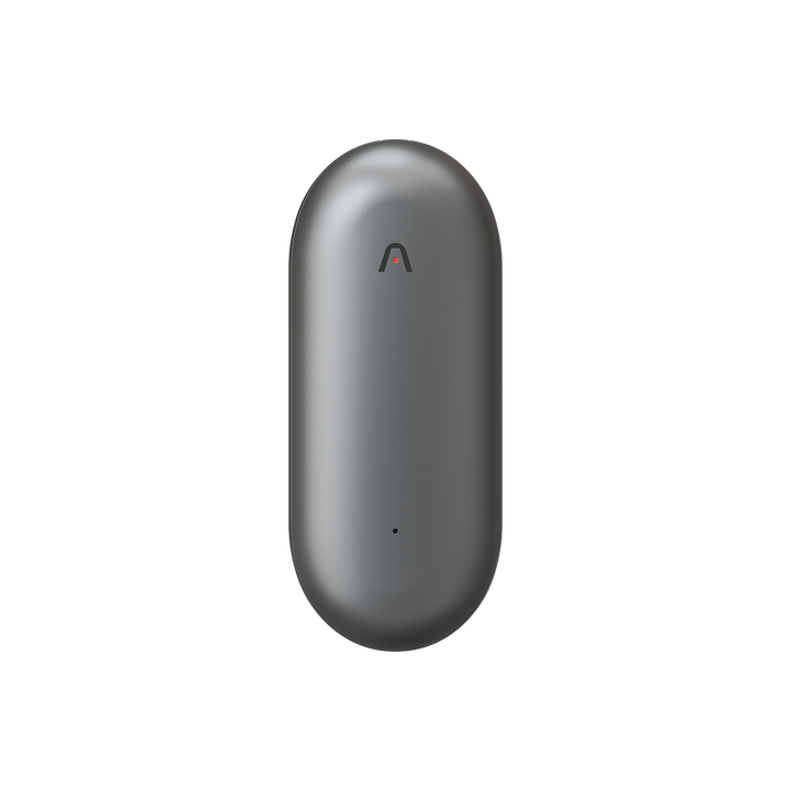 Un enregistreur vocal Plaud NotePin gris, de forme capsule, avec un logo et un point rouge.