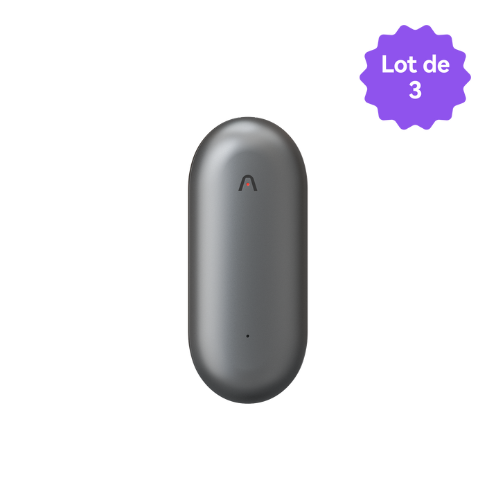 Un Plaud NotePin gris, de forme capsule, avec un logo ∧ et un point rouge, sur fond noir, avec une étiquette "Lot de 3"