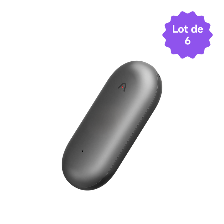 Plaud NotePin gris foncé sur fond noir, avec un autocollant violet "Lot de 6" en haut à droite.