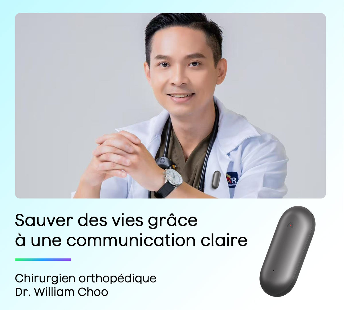 Un chirurgien orthopédique souriant porte un Plaud NotePin S gris sur sa blouse