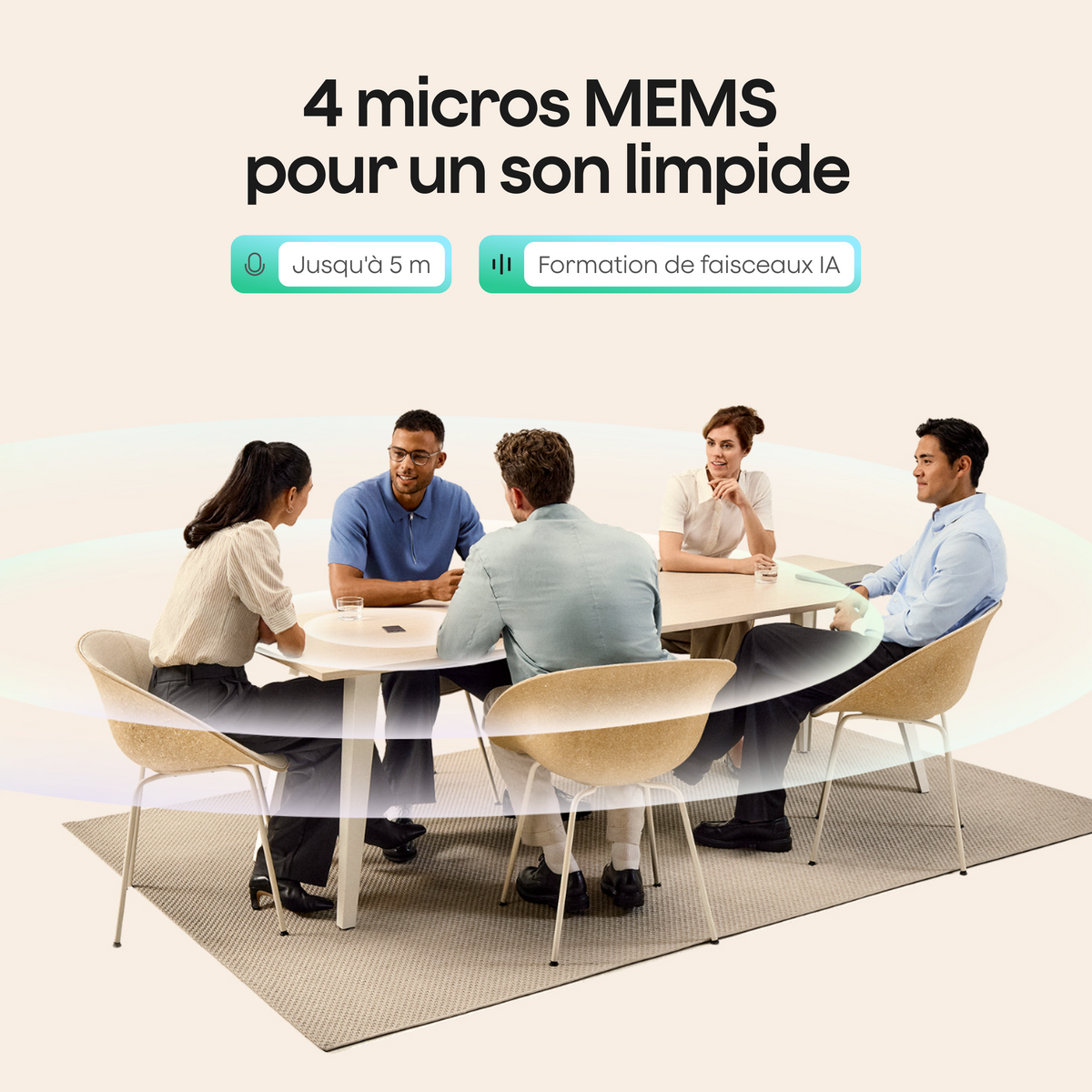 Cinq professionnels sont réunis autour d'un enregistreur vocal IA Plaud qui capte un son limpide jusqu'à 5 m grâce à 4 micros MEMS et la formation de faisceaux IA.